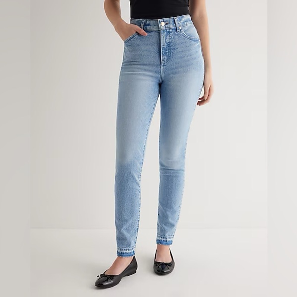 Express 
High Waisted Light Wash '90s Skinny Jeans Size 14 Long